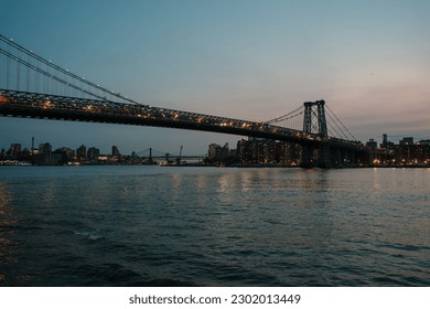 Pogled na most Williamsburg i East River u sumrak, Domino Park, Brooklyn, New York