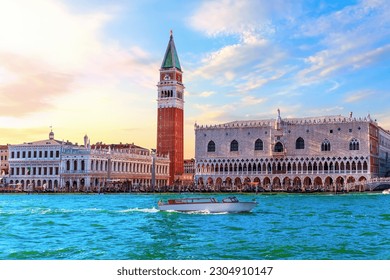 İtalya'nın Venedik kentindeki San Marco ve Dükler Sarayı, gün batımında çok sayıda turistle birlikte