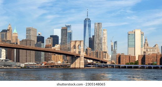 Panoráma Manhattanu v New Yorku s Brooklynským mostom a panorámou mrakodrapu Svetového obchodného centra na cestách po Spojených štátoch