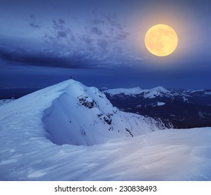 Winterlandschap. De top van de rotsachtige bergen. Nacht en het licht van de volle maan. Karpaten, Oekraïne, Europa