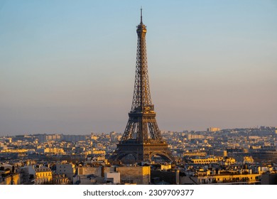 Tháp Eiffel ở Paris, Pháp trong ánh hoàng hôn