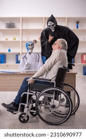 Alter Patient im Rollstuhl besucht zwei Teufelsärzte