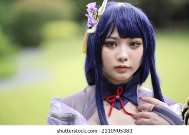 Portret i një loje cosplay të një gruaje të re të bukur me kostum fustan samurai