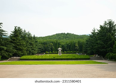 Ini adalah makam kaisar pertama Tiongkok, Qin Shi Huang, yang terletak di Kota Xi'an, Provinsi Shaanxi, Tiongkok. Pada batu nisan terdapat empat karakter Tiongkok dari makam Qin Shi Huang.