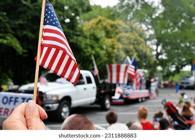 Eng amerikanesch Fändel op der Onofhängegkeetsdagsparade de 4. Juli schwenken
