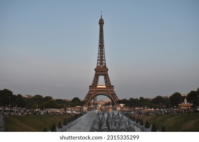 Tháp Eiffel buổi chiều hoàng hôn yên bình ngắm cảnh lịch sử ở Paris, Pháp