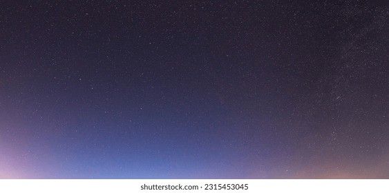 Éjszakai csillagos égbolt izzó csillagokkal. Éjszakai csillagos ég háttér. Panoráma, panoráma.