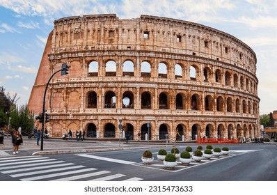 Rím, Taliansko. Rímske Koloseum (Coliseum alebo Colosseo) Staroveké ruiny Flaviovho amfiteátra. Aréna pre gladiátorské zápasy. Svetoznáma pamiatka a veľmi obľúbená turistická destinácia na dovolenkový výlet