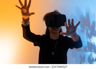 Las adolescentes se divierten jugando con gafas de realidad virtual, viendo películas, escuchando música, comprando. Fondos futuristas de neón coloridos, tecnología digital del futuro.