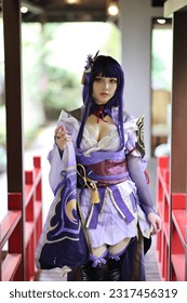 Portret i një loje cosplay të një gruaje të re të bukur me kostum fustan samurai