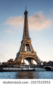 Tháp Eiffel ở Paris, Pháp, vào cuối buổi chiều