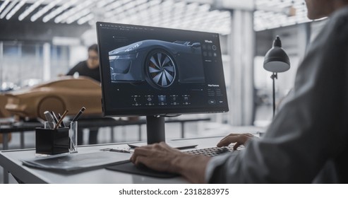 Automobildesigner und Modellbauer arbeiten als Team an der Entwicklung eines futuristischen Autos in einem Studio. Ingenieur arbeitet an digitalem Rendering auf Desktop-Computer, Bildhauerin erstellt ein 3D-Tonmodell