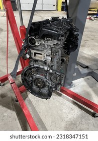 Chi tiết động cơ xe BMW ban đêm