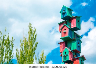 Vogelhuisje op een boom in de herfst. Nest- en voederplaats voor wilde vogels.