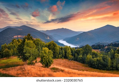 Scena rurală de vară a pantofului lacului Lacul Drăgan, județul Cluj, România, Europa. Răsărit superb pe Munții Apuseni. Frumusețea naturii concept de fundal.