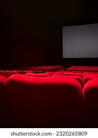 Cinema gol, cu scaune roșii și ecran gol. Fără oameni.
