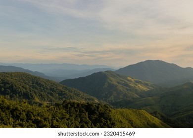 Úžasná horská krajina farebný západ slnka nad zamračenou oblohou.