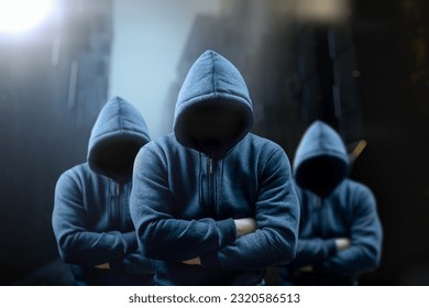 危险的罪犯。夜晚，黑暗的街道上，匪徒、罪犯的轮廓，脸庞难以辨认，摆出威胁的姿势。令人恐惧的危险男人轮廓。犯罪率上升的威胁