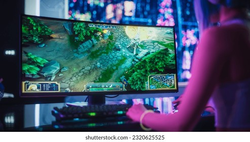 เกมเมอร์สาวสุดเท่กำลังเล่นเกมแนวแฟนตาซีที่มีกราฟิกทันสมัยบนคอมพิวเตอร์ของเธอ ห้องเล่นเกมไซเบอร์พังก์สุดล้ำยุคที่มีสาวเกมเมอร์คอสเพลย์สวมหูฟัง ภาพถ่ายจากด้านบนไหล่