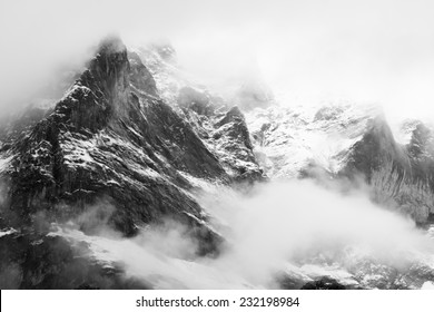 霧の中からゆっくりと現れる山 (シュレックホルン)、スイス、グリンデルヴァルト