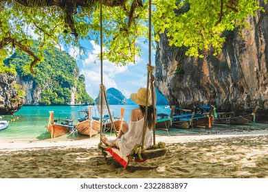 Wanita pelancong bersantai di ayunan, kegembiraan alam, pemandangan indah, pantai Lao Lading, pulau Krabi, tempat wisata terkenal, liburan musim panas di Phuket, Thailand, tujuan wisata yang indah di Asia