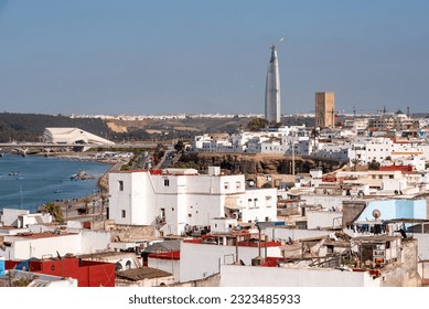 Vista panorámica de la medina de Rabat, la famosa torre Hassan, la torre Mohammed VI y el Gran Teatro al fondo, Marruecos
