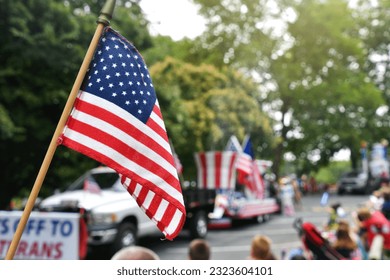 Eng amerikanesch Fändel op der Onofhängegkeetsdagsparade de 4. Juli schwenken