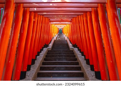 tunelul torii roșu și scările care duc la altarul Hie, acesta este un altar faimos. în Tokyo, Japonia.