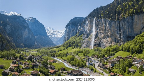 Imagem panorâmica aérea da bela vila de Lauterbrunnen com a cachoeira Staubbach e a montanha de neve Jungfrau ao fundo
