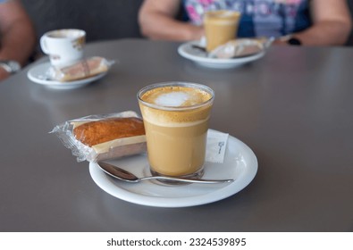 カフェテリアでコーヒーを3杯とマフィンを3個食べました。