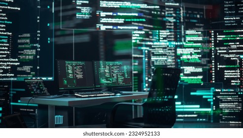 Brak ludzi na zdjęciu: Puste biurko w pokoju kontrolnym monitoringu, laptop otoczony dużymi ekranami wyświetlającymi wiersze kodu języka programowania. Autonomiczna sztuczna inteligencja (AI) koduje oprogramowanie.