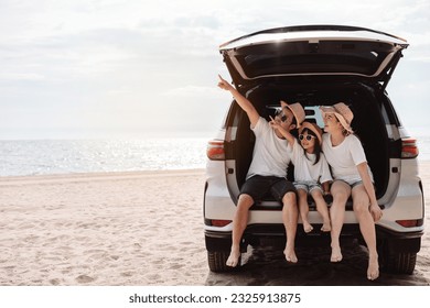 Fröhliches Reisen mit der Familie im Urlaub mit Autofahrt, Roadtrip, Sommerferien im Auto bei Sonnenuntergang, gemeinsame Ferien und Entspannung für Vater, Mutter und Tochter.