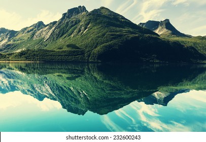 山の湖