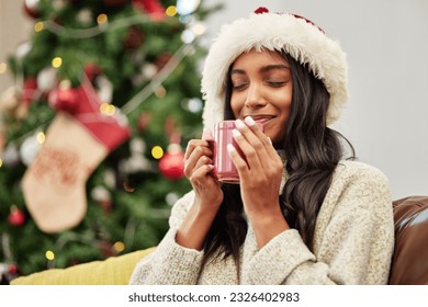 Kerstmis, een glimlach of een blije vrouw met een kop koffie thuis tijdens een vakantie of uitstapje met een warm drankje. Een koude winter, eierpunch of een gezellig Indiaas meisje dat thuis ontspant met een kop thee of warme chocolademelk.