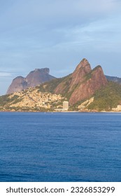 Sonnenaufgang auf dem Arpoador-Stein in Rio de Janeiro.