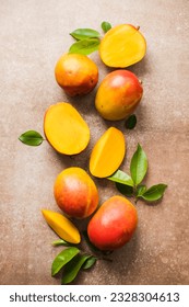 Mango-Hintergrund-Design-Konzept. Draufsicht auf frisches Mangofruchtmuster mit Blättern auf dem Tisch.