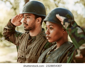 Soldado, militar e homem e mulher saúdam na natureza por serviço, proteção e batalha ao ar livre. Treinamento de guerra, exército nacional e pessoas em posição para honra de veterano, saudação e dever oficial