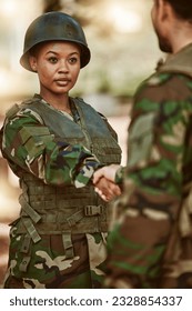 Soldado, militar e homem e mulher com aperto de mão na natureza para serviço, proteção e obrigado. Treinamento de guerra, exército nacional e pessoas apertando as mãos para honra de veterano, saudação e dever oficial