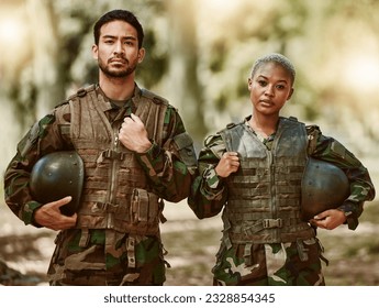 Soldado, militar e retrato de homem e mulher em equipamento na natureza para serviço, proteção e treinamento ao ar livre. Camuflagem, exército nacional e pessoas para batalha, operação ou exercício de combate em florestas