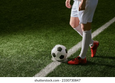 サッカー場でサッカーボールを持つスポーツ女子サッカー選手、プロ女子サッカーのコンセプト