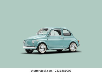 パステルブルーの背景にレトロなおもちゃの車の模型。コピースペース付きのミニチュアカー