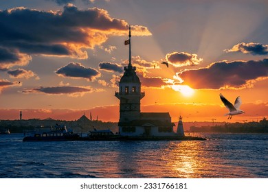 Страхотен залез в Maiden Tower. Емблематична забележителност на силуета на Истанбул, Момината кула има богата история, датираща от четвърти век, както и няколко легенди.