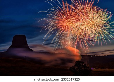 Devil's Tower National Monument am Owend bei der bloer Stonn mat faarwege Freedefeier explodéiert am Owend Himmel wärend der 4. Juli Feier