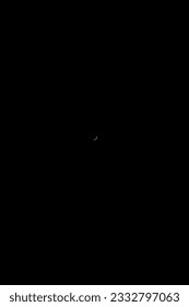 a lua crescente que fotografei ao entardecer e à noite. onde a foto tem um fundo azulado à noite e um fundo preto à noite.