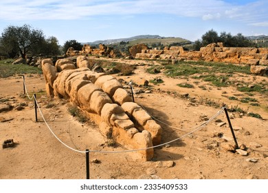 Agrigento, Italia. Valle dei Templi, Patrimoniul Mondial UNESCO. Statuia căzută a lui Atlas.