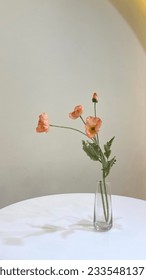클로즈업 사진에서는 꽃병에 꽃 한 송이가 꽂혀 있어 그 아름다움을 과시하고 있습니다.