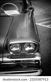 Immagine di bellissime auto d'epoca in una mostra di auto