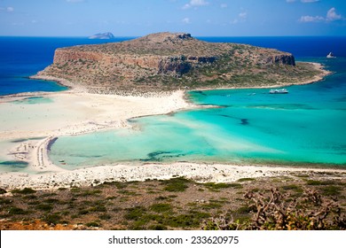Una vista de la playa de Balos y la isla de Gramvousa en Creta, Grecia
