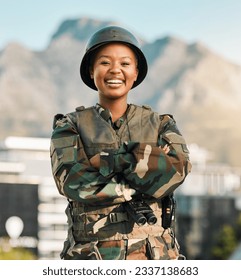 Militar, retrato e mulher negra feliz com os braços cruzados na cidade para poder, confiante ou sorriso ao ar livre. Guerra, segurança e rosto de guerreira orgulhosa, heroína e pronta para o exército, proteção ou treinamento