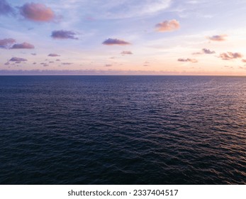 Loftopklärung Sonnenënnergang Himmel, Natur schéin Liicht Sonnenënnergang oder Sonnenopgang iwwer Mier, faarweg dramatesch majestéitesch Kuliss Himmel mat erstaunlech Wolleken a Wellen am Sonnenënnergang Himmel purpurroude Liicht Wollek Hannergrond